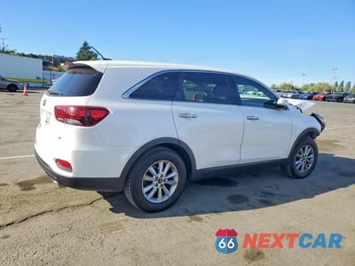 Trzecie zdjęcie samochodu z tyłu: 2020 KIA SORENTO LX V6 VIN:5XYPG4A51LG670022 - miniatura