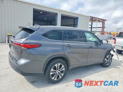 Trzecie zdjęcie samochodu z tyłu: 2022 TOYOTA HIGHLANDER XLE VIN:5TDGZRAH5NS551428 - miniatura