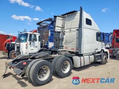 Czwarte zdjęcie samochodu z boku: 2017 VOLVO VNL SEMI TRUCK VIN:4V4N99EH2HN975620 - miniatura