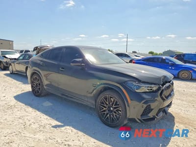 Czwarte zdjęcie samochodu z boku: 2022 BMW X6 M VIN:5YMCY0C09N9M45607 - miniatura