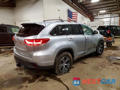 Trzecie zdjęcie samochodu z tyłu: 2017 TOYOTA HIGHLANDER LE VIN:5TDBZRFH2HS382461 - miniatura
