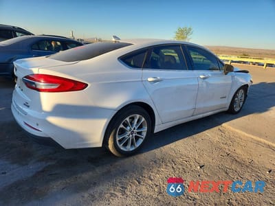 Trzecie zdjęcie samochodu z tyłu: 2019 FORD FUSION SE VIN:3FA6P0LU0KR220526 - miniatura