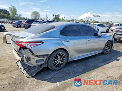 Trzecie zdjęcie samochodu z tyłu: 2022 TOYOTA CAMRY HYBRID SE VIN:4T1S31AK1NU578755 - miniatura