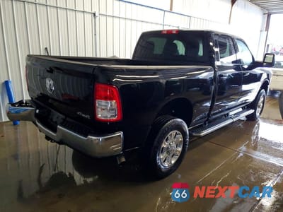 Trzecie zdjęcie samochodu z tyłu: 2024 RAM 2500 BIG HORN VIN:3C6UR5DJ1RG400348 - miniatura