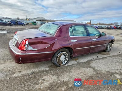 Trzecie zdjęcie samochodu z tyłu: 2000 LINCOLN TOWN CAR SIGNATURE VIN:1LNHM82W1YY794281 - miniatura