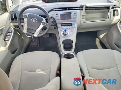 Zdjęcie 8 z 14 samochodu: 2015 TOYOTA PRIUS TWO VIN:JTDKN3DU6F1999168 - miniatura