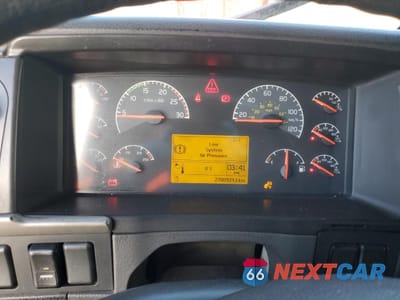 Zdjęcie 8 z 10 samochodu: 2005 VOLVO VN VNL - SEMI TRUCK VIN:4V4NC9GH55N373210 - miniatura