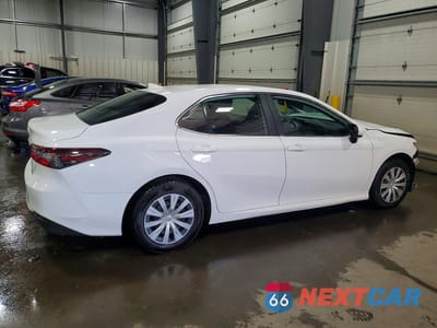Trzecie zdjęcie samochodu z tyłu: 2022 TOYOTA CAMRY HYBRID LE VIN:4T1C31AKXNU581464 - miniatura