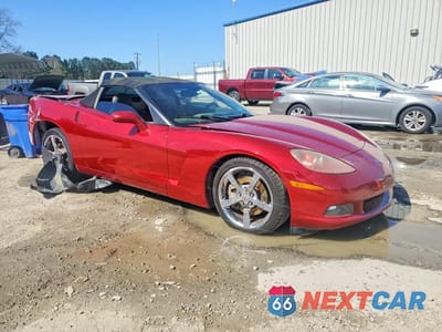 Czwarte zdjęcie samochodu z boku: 2010 CHEVROLET CORVETTE VIN:1G1YC3DWXA5107581 - miniatura