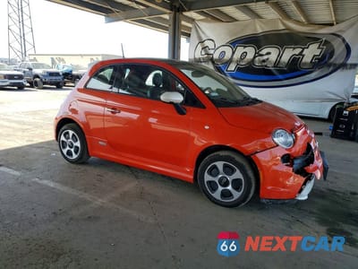 Czwarte zdjęcie samochodu z boku: 2016 FIAT 500 ELECTRIC VIN:3C3CFFGE1GT113781 - miniatura