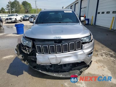 Piąte zdjęcie samochodu w środku: 2018 JEEP GRAND CHEROKEE LAREDO VIN:1C4RJEAGXJC513110 - miniatura