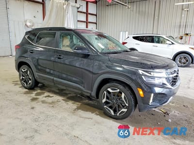 Czwarte zdjęcie samochodu z boku: 2024 KIA SELTOS SX VIN:KNDETCA77R7521120 - miniatura