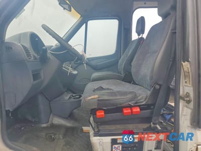 Zdjęcie 7 z 14 samochodu: 2006 DODGE SPRINTER 2500 DELIVERY VAN VIN:WD0PD644565958590 - miniatura