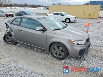 Czwarte zdjęcie samochodu z boku: 2010 KIA FORTE KOUP EX VIN:KNAFU6A20A5252320 - miniatura