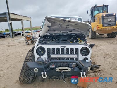 Piąte zdjęcie samochodu w środku: 2017 JEEP WRANGLER UNLIMITED SPORT VIN:1C4BJWDG6HL751114 - miniatura