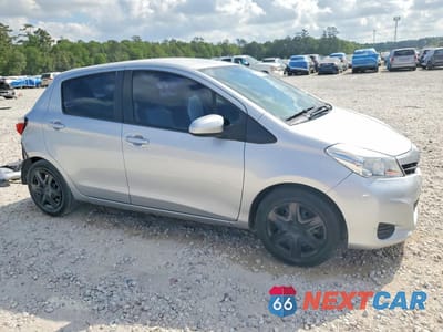 Czwarte zdjęcie samochodu z boku: 2013 TOYOTA YARIS 5-DOOR LE VIN:JTDKTUD3XDD542376 - miniatura