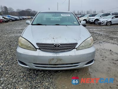 Piąte zdjęcie samochodu w środku: 2002 TOYOTA CAMRY LE VIN:JTDBE32K420119764 - miniatura