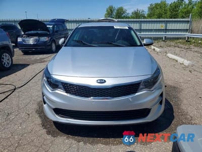 Piąte zdjęcie samochodu w środku: 2018 KIA OPTIMA LX VIN:5XXGT4L3XJG229000 - miniatura