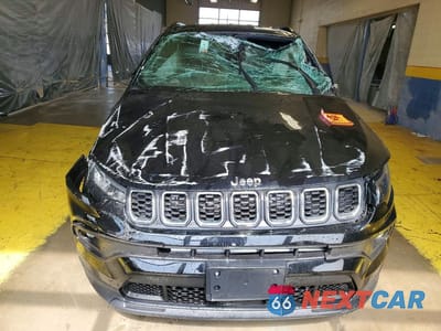 Piąte zdjęcie samochodu w środku: 2025 JEEP COMPASS LATITUDE VIN:3C4NJDBN1ST574647 - miniatura