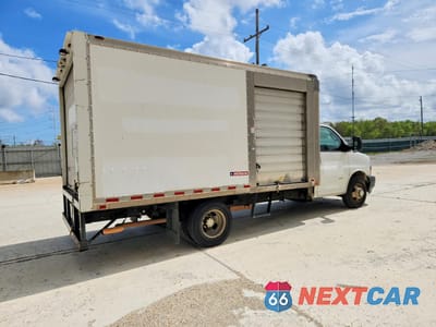 Trzecie zdjęcie samochodu z tyłu: 2020 CHEVROLET EXPRESS BOX TRUCK VIN:1GB3GSCG4L1143324 - miniatura