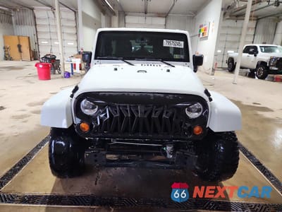 Piąte zdjęcie samochodu w środku: 2013 JEEP WRANGLER UNLIMITED SAHARA VIN:1C4HJWEG7DL675468 - miniatura