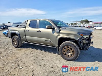 Czwarte zdjęcie samochodu z boku: 2024 TOYOTA TACOMA TRAILHUNTER HV VIN:3TYLF5LN4RT001215 - miniatura