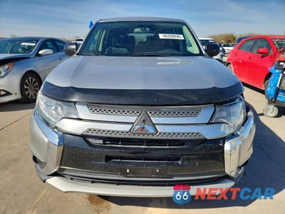 Piąte zdjęcie samochodu w środku: 2019 MITSUBISHI OUTLANDER VIN:JA4AD2A36KJ000136 - miniatura
