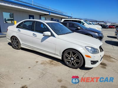 Czwarte zdjęcie samochodu z boku: 2013 MERCEDES-BENZ C 250 VIN:WDDGF4HB2DR257887 - miniatura