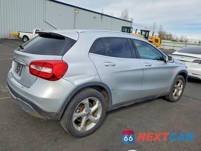 Trzecie zdjęcie samochodu z tyłu: 2019 MERCEDES-BENZ GLA 250 4MATIC VIN:WDCTG4GB7KJ586839 - miniatura