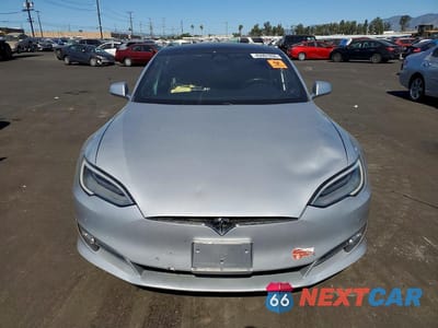 Piąte zdjęcie samochodu w środku: 2018 TESLA MODEL S VIN:5YJSA1E27JF281335 - miniatura
