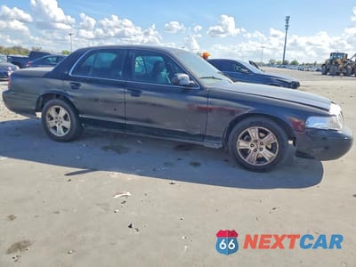Czwarte zdjęcie samochodu z boku: 2004 FORD CROWN VICTORIA LX VIN:2FAFP74W04X116700 - miniatura