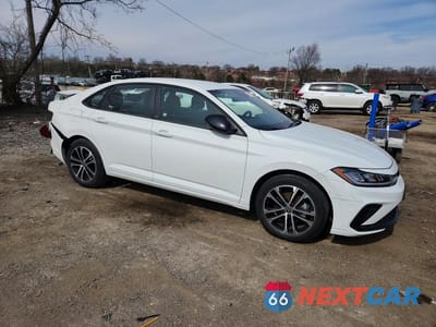 Czwarte zdjęcie samochodu z boku: 2025 VOLKSWAGEN JETTA SPORT VIN:3VWBX7BU3SM068870 - miniatura