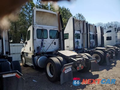 Trzecie zdjęcie samochodu z tyłu: 2016 FREIGHTLINER CASCADIA 125 SEMI TRUCK VIN:1FUBGEDV8GLHC5658 - miniatura