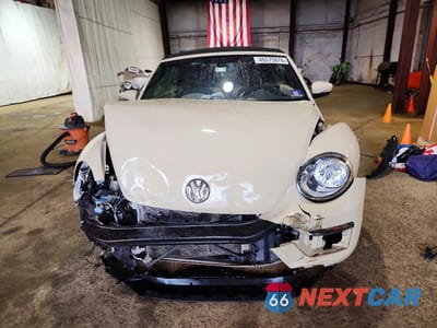 Piąte zdjęcie samochodu w środku: 2019 VOLKSWAGEN BEETLE S VIN:3VW5DAAT7KM502798 - miniatura