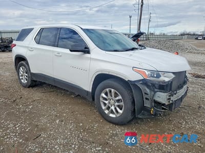 Czwarte zdjęcie samochodu z boku: 2018 CHEVROLET TRAVERSE LS VIN:1GNERFKW7JJ151159 - miniatura