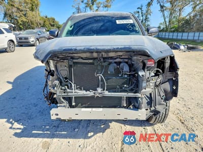 Piąte zdjęcie samochodu w środku: 2018 TOYOTA TACOMA SR5 V6 VIN:3TMAZ5CN3JM055748 - miniatura