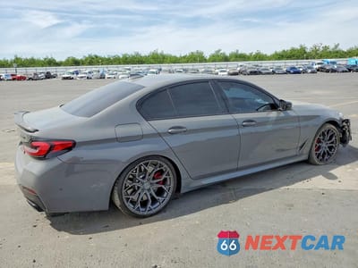 Trzecie zdjęcie samochodu z tyłu: 2022 BMW M550XI VIN:WBA13BK03NCL01708 - miniatura