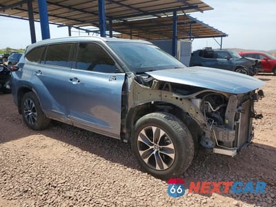 Czwarte zdjęcie samochodu z boku: 2022 TOYOTA HIGHLANDER XLE VIN:5TDHZRBH5NS205107 - miniatura