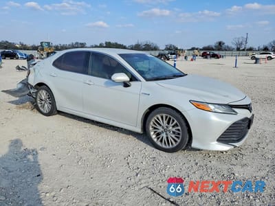 Czwarte zdjęcie samochodu z boku: 2020 TOYOTA CAMRY HYBRID XLE VIN:4T1F31AK4LU521738 - miniatura