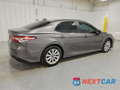 Trzecie zdjęcie samochodu z tyłu: 2019 TOYOTA CAMRY LE VIN:4T1B11HK5KU714103 - miniatura
