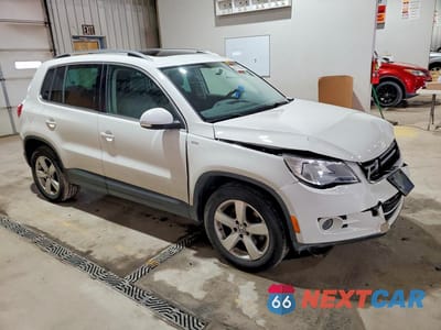 Czwarte zdjęcie samochodu z boku: 2010 VOLKSWAGEN TIGUAN SE VIN:WVGBV7AXXAW537872 - miniatura