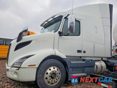 Drugie zdjęcie samochodu z przodu: 2020 VOLVO VNR SEMI TRUCK VIN:4V4WC9EG7LN267336 - miniatura