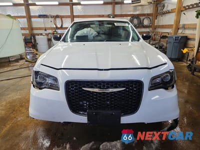 Piąte zdjęcie samochodu w środku: 2018 CHRYSLER 300 TOURING VIN:2C3CCAAG4JH294008 - miniatura