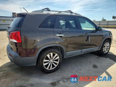 Trzecie zdjęcie samochodu z tyłu: 2011 KIA SORENTO EX VIN:5XYKU4A27BG161639 - miniatura