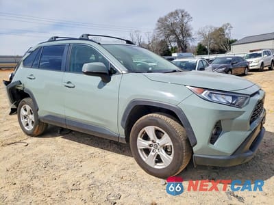 Czwarte zdjęcie samochodu z boku: 2021 TOYOTA RAV4 XLE VIN:JTMP1RFVXMD073233 - miniatura