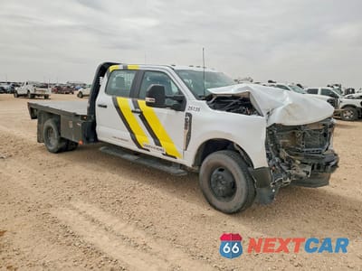 Czwarte zdjęcie samochodu z boku: 2025 FORD F350 SUPER DUTY FLATBED TRUCK VIN:1FD8W3HT4SEC33236 - miniatura