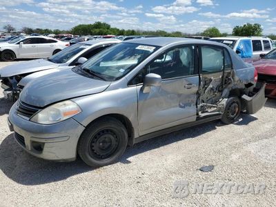 2010 NISSAN VERSA 1.8 S 3N1BC1AP7AL369365 - główne zdjęcie licytacji z USA - miniatura