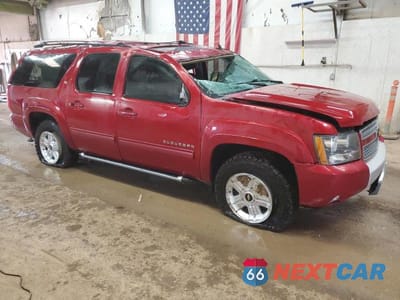 Czwarte zdjęcie samochodu z boku: 2014 CHEVROLET SUBURBAN K1500 LT VIN:1GNSKJE74ER221996 - miniatura