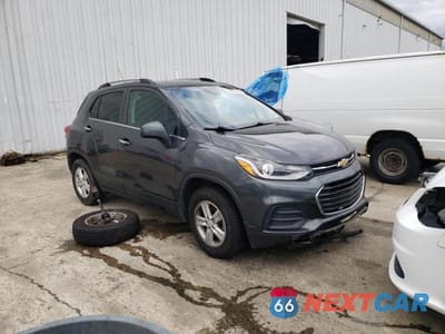 Czwarte zdjęcie samochodu z boku: 2018 CHEVROLET TRAX 1LT VIN:KL7CJLSB2JB572636 - miniatura