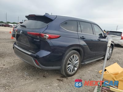 Trzecie zdjęcie samochodu z tyłu: 2023 TOYOTA HIGHLANDER HYBRID PLATINUM VIN:5TDFARAH1PS523955 - miniatura
